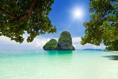 10085754-belle-roches-vertes-au-railay-beach-krabi-thailande
