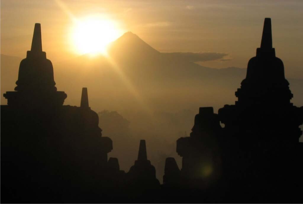 sunrise-at-borobudur-yogyakartahttptransmojoblogspotcom