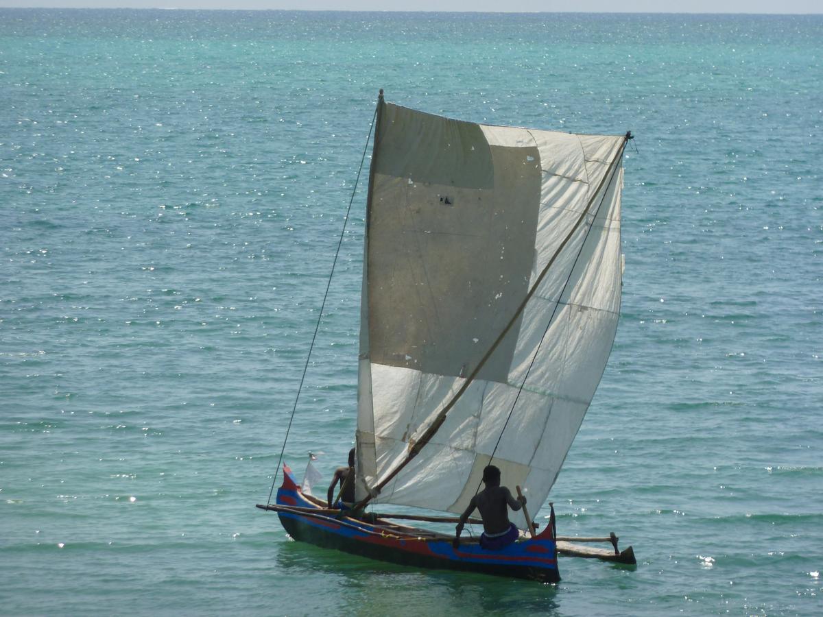Pêcheurs en pirogue dans l'ouest de l'île de Madagascar dans mon article Visiter Madagascar : sur la route des baobabs sur la côte ouest de l'île de Madagascar #madagascar #voyage #afrique #itineraire #ile