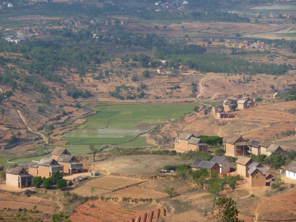Petit village dans l'ouest de l'île de Madagascar dans mon article Visiter Madagascar : sur la route des baobabs sur la côte ouest de l'île de Madagascar #madagascar #voyage #afrique #itineraire #ile