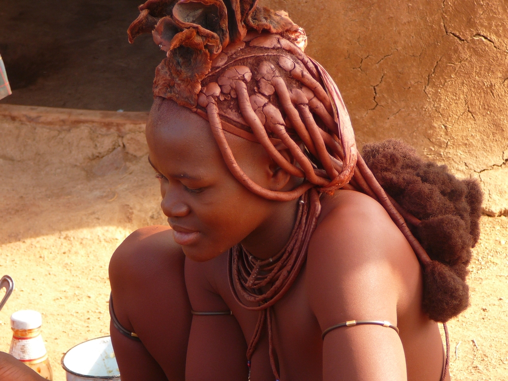 Femme du peuple Himba en Namibie dans mon article Visiter la Namibie : itinéraire de voyage pour savoir où aller en Namibie #namibie #desert #voyage #afrique