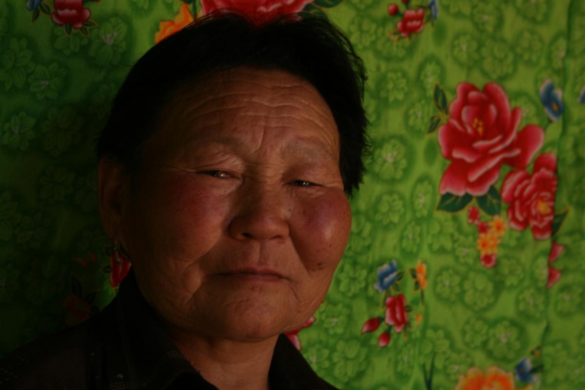 Hospitalité d'une femme nomade en Mongolie dans mon article Découverte des peuples nomades qui vivent dans les steppes de Mongolie #steppe #mongolie #nomade #asie