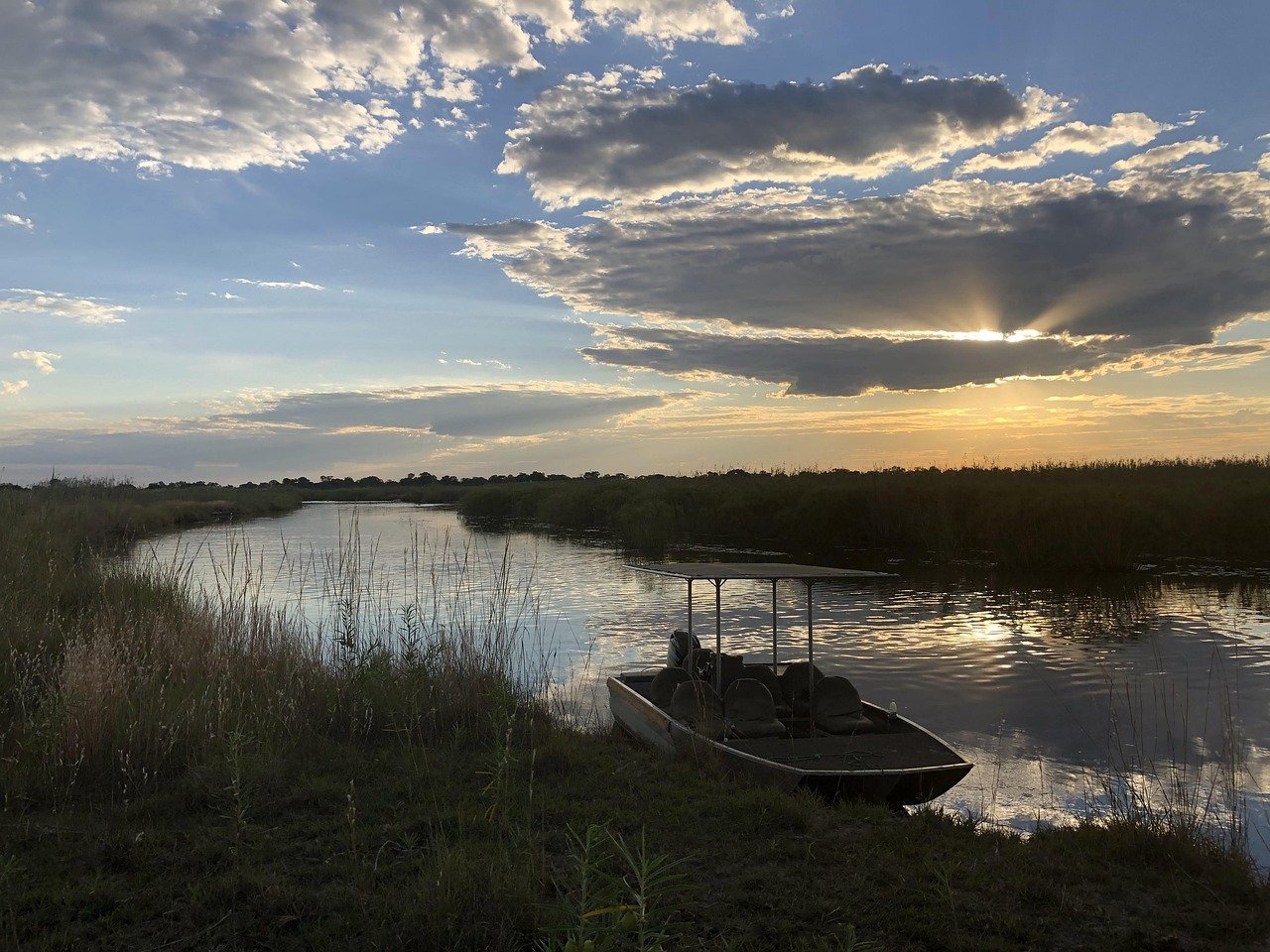 Rivière Okavango en Namibie dans mon article Visiter la Namibie : itinéraire de voyage pour savoir où aller en Namibie #namibie #desert #voyage #afrique