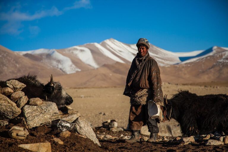 Habit traditionnel des nomades de Mongolie dans mon article Découverte des peuples nomades qui vivent dans les steppes de Mongolie #steppe #mongolie #nomade #asie