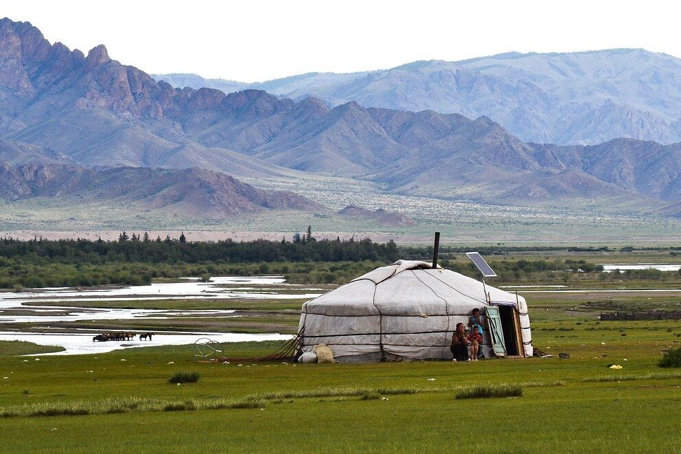 Yourte dans les steppes de Mongolie dans mon article Découverte des peuples nomades qui vivent dans les steppes de Mongolie #steppe #mongolie #nomade #asie
