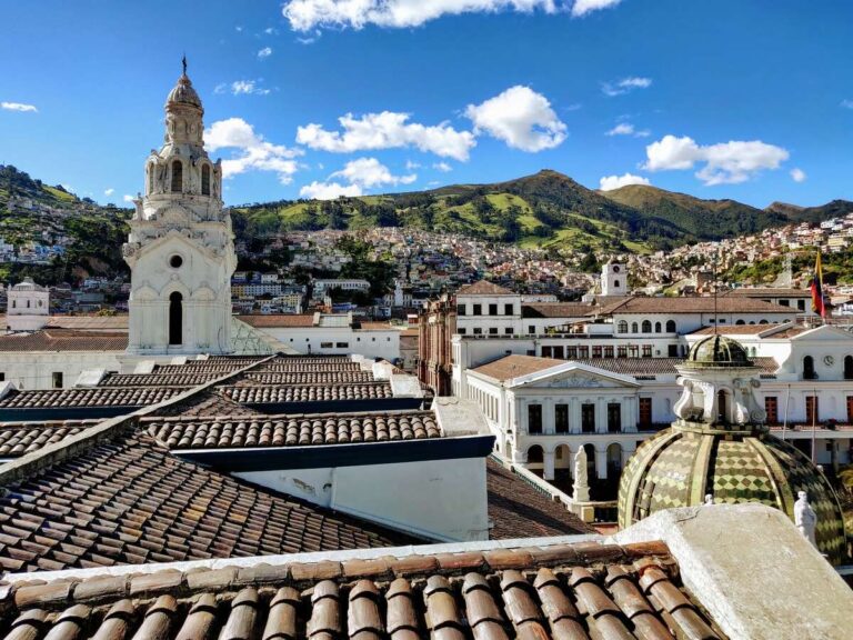 Quito, la capitale de l'Équateur dans mon article Visiter l'Équateur : Itinéraire en Équateur au coeur des montagnes et des volcans #sierra #equateur #itineraire #voyage #ameriquedusud