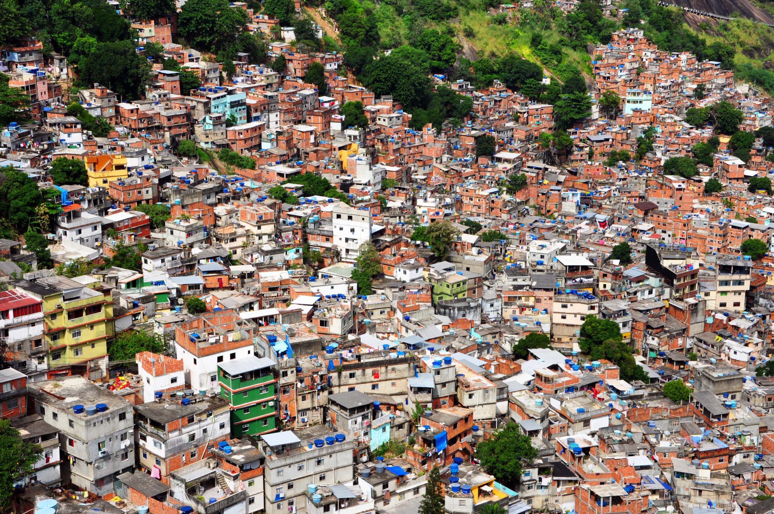 Favela Rocinha, bidonville à Rio de Janeiro au Brésil dans mon article La visite des bidonvilles sous un angle touristique, pour ou contre ? #bidonville #favela #pauvrete #tourisme