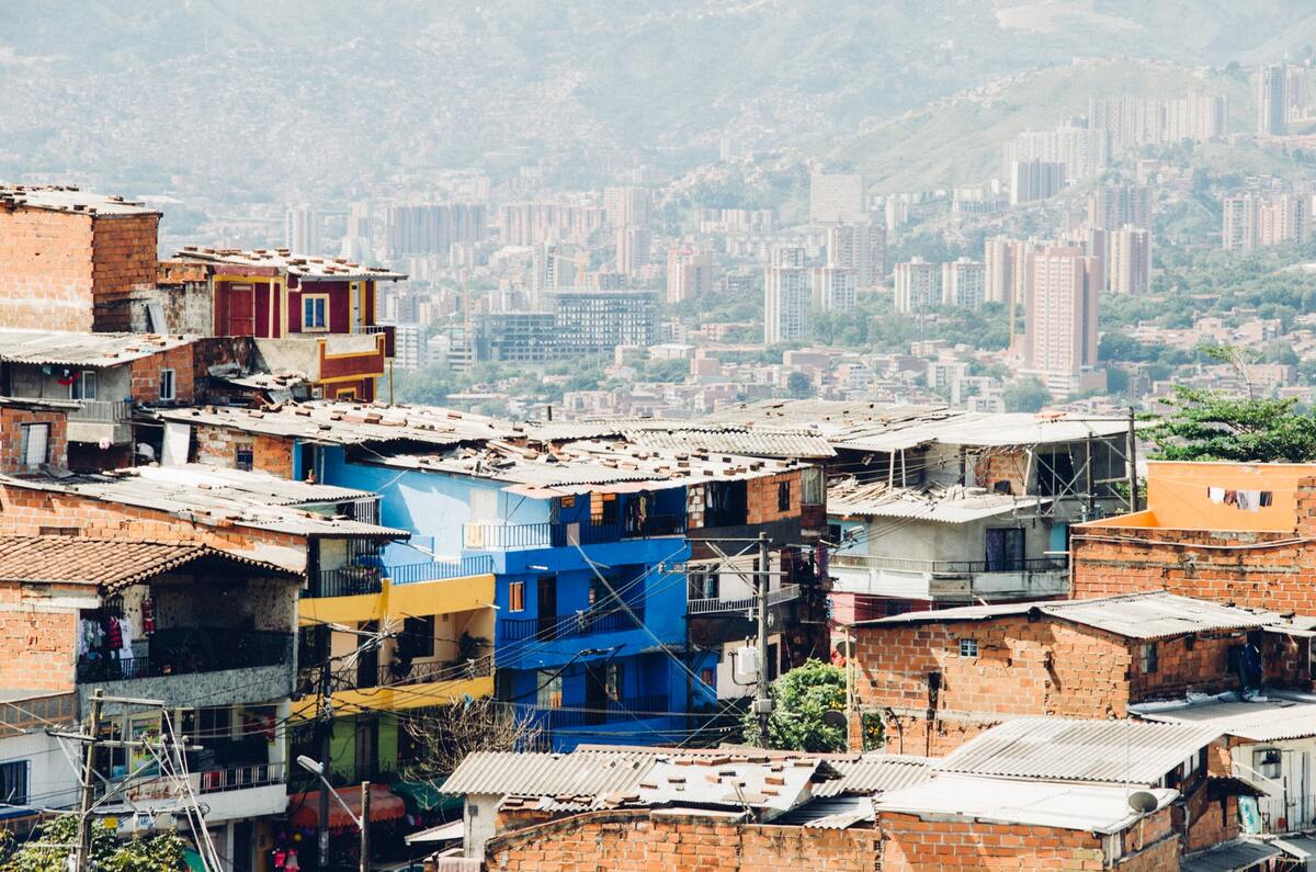 Bidonville, banlieue de ville dépourvue de services dans mon article La visite des bidonvilles sous un angle touristique, pour ou contre ? #bidonville #favela #pauvrete #tourisme