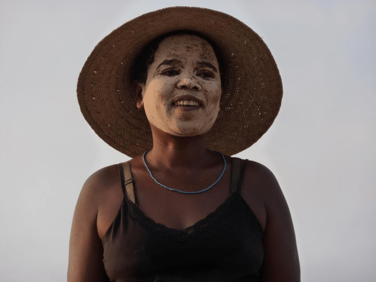Femme à Madagascar dans mon article Voyager à Madagascar : mon itinéraire dans le centre et l'est du pays sur la route des lémuriens #madagascar #voyage #afrique #itineraire