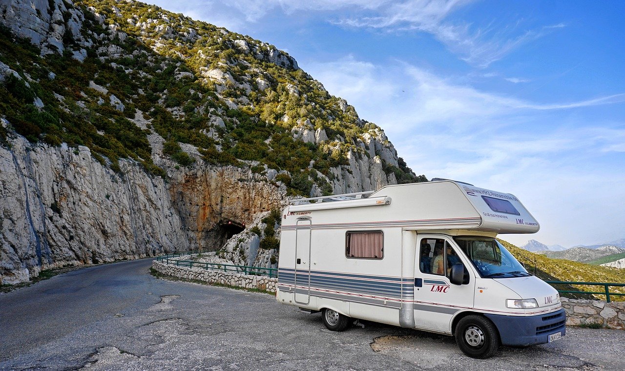 Road trip organisé en camping-car dans notre article L'autotour et le road trip organisé pour découvrir une destination à son rythme #autotour #roadtrip #voyage