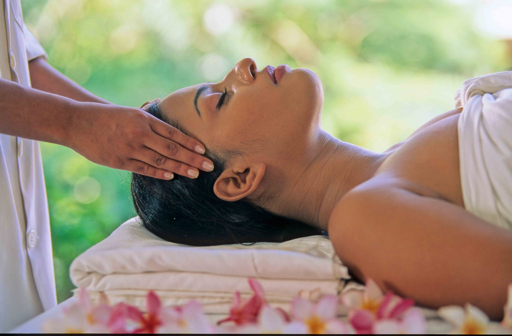 Massage lors d'un voyage de mieux-être dans mon article Séjour de bien-être : s'organiser un voyage de mieux-être pour prendre soin de soi #voyage #sejour #bienetre #sante
