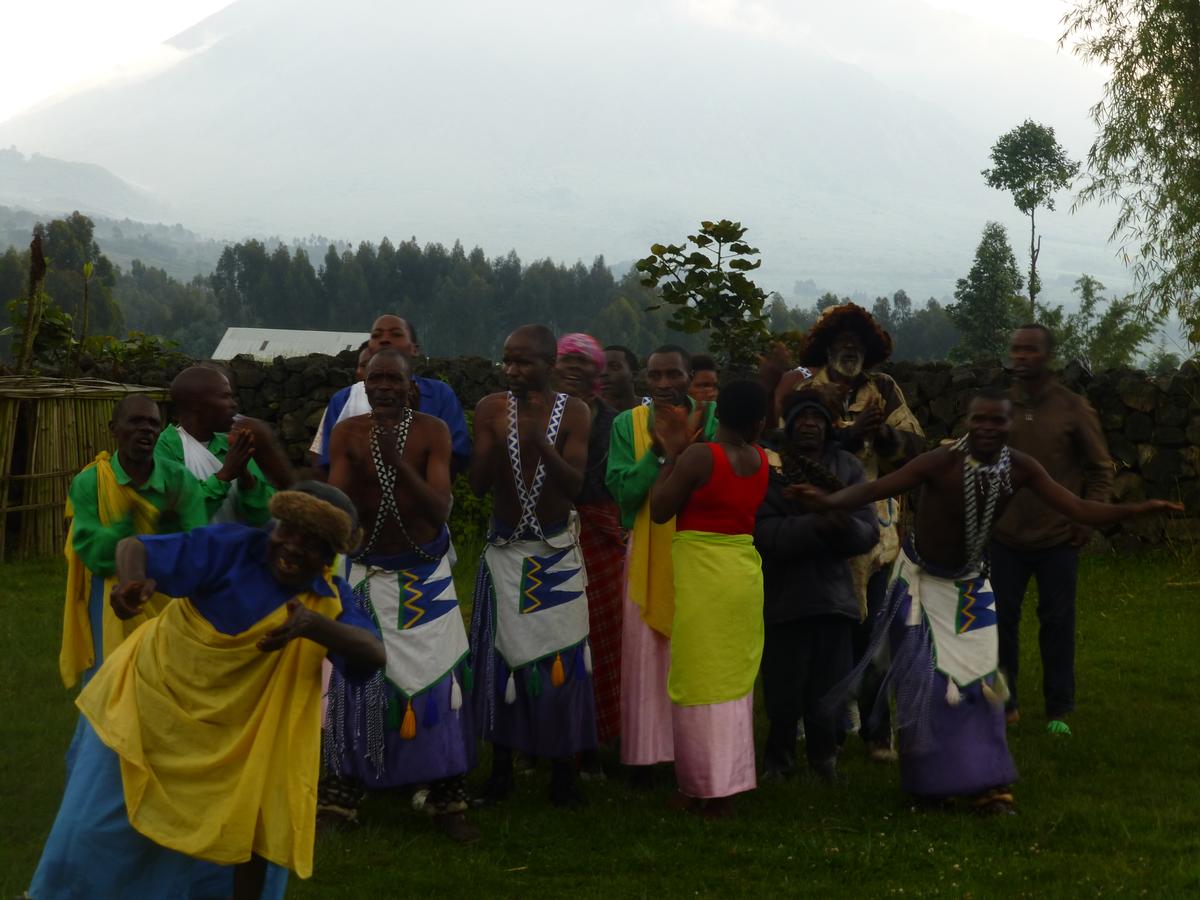Communauté du village culturel de Iby’Iwacu au Rwanda dans mon article Les gorilles des montagnes au Rwanda : les observer, le rêve d’une vie #gorille #gorilledesmontagnes #rwanda #afrique