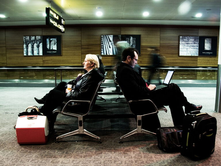 Profiter du wifi de l'aéroport pour s'occuper durant son escale dans mon article Vol avec escale : Que faire lors d'une longue escale à l’aéroport pour profiter #aeroport #escale #vol