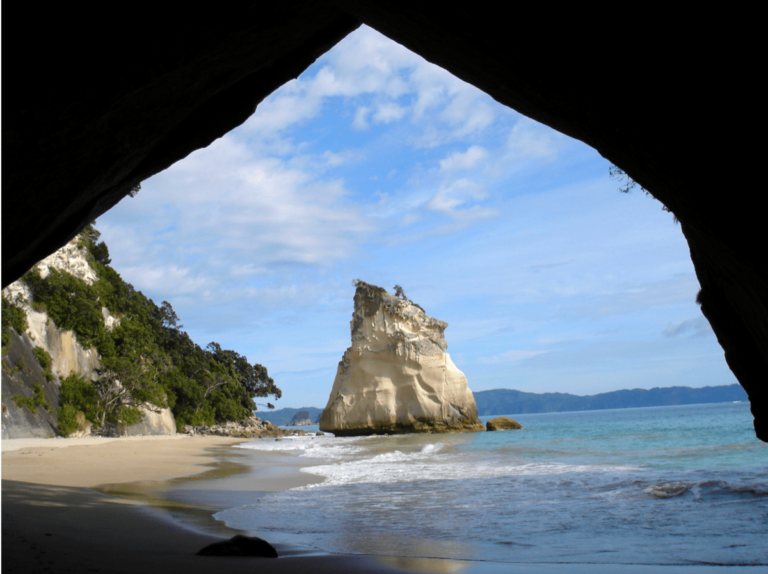 Cathedral Cove Coromandel sur l'île du Nord en Nouvelle-Zélande dans mon article L'Île du Nord en Nouvelle-Zélande : Mes activités coups de coeur testées et approuvées #iledunord #nouvellezelande #voyage #oceanie