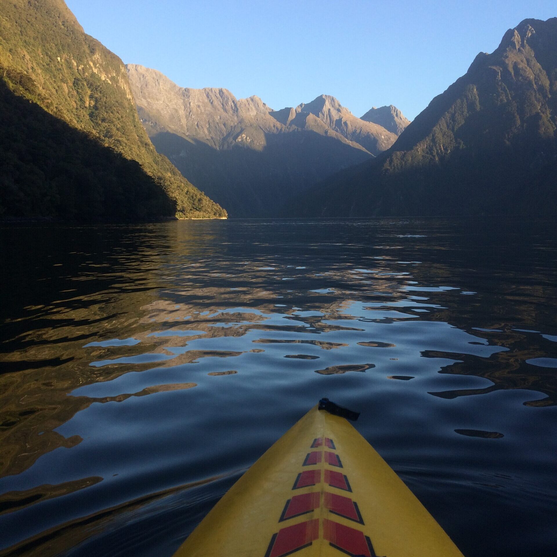 Kayak à Milford Sound dans mon article L'Île du Sud en Nouvelle-Zélande : Mes activités coups de coeur à mettre à votre itinéraire #iledusud #nouvellezelande #oceanie #voyage