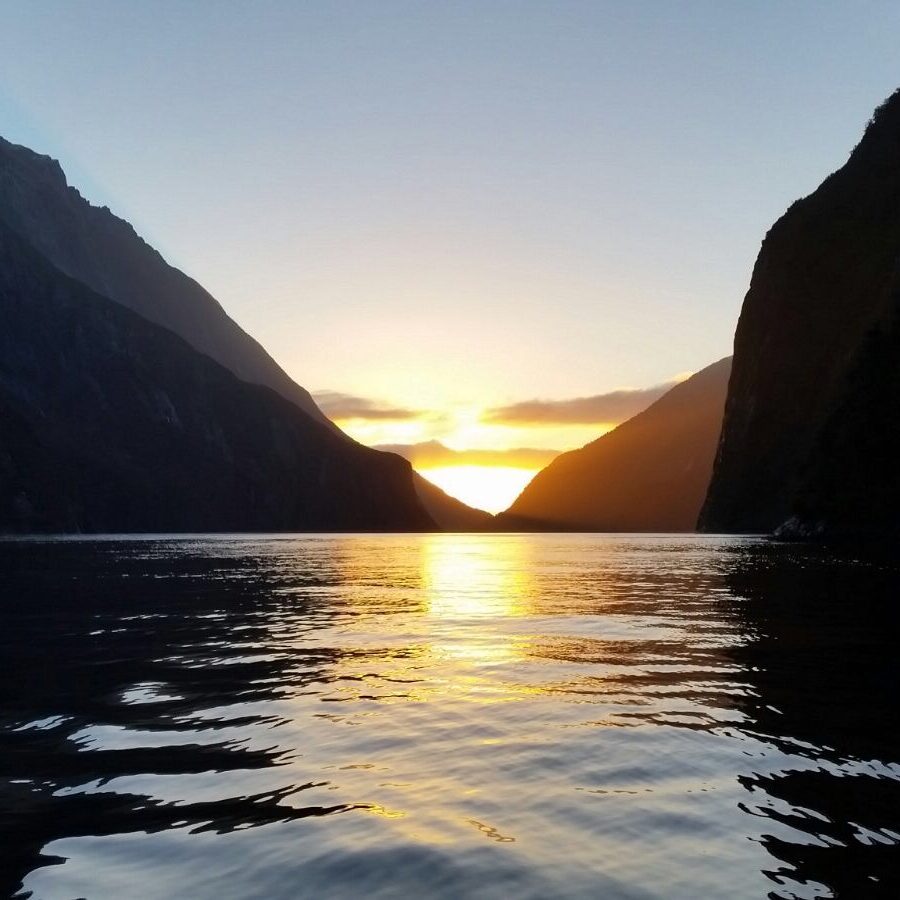 Coucher de soleil à Milford Sound dans mon article L'Île du Sud en Nouvelle-Zélande : Mes activités coups de coeur à mettre à votre itinéraire #iledusud #nouvellezelande #oceanie #voyage