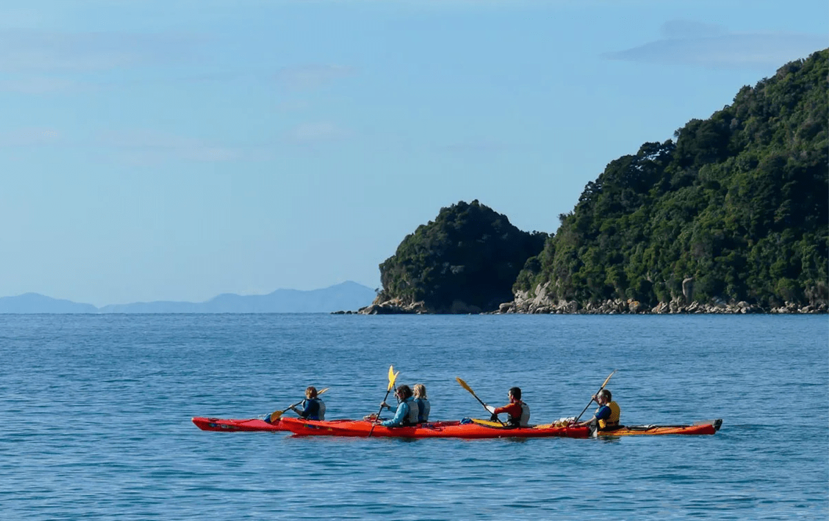 Kayak à Abel Tasman sur l'île du sud en Nouvelle-Zélande dans mon article L'Île du Sud en Nouvelle-Zélande : Mes activités coups de coeur à mettre à votre itinéraire #iledusud #nouvellezelande #oceanie #voyage