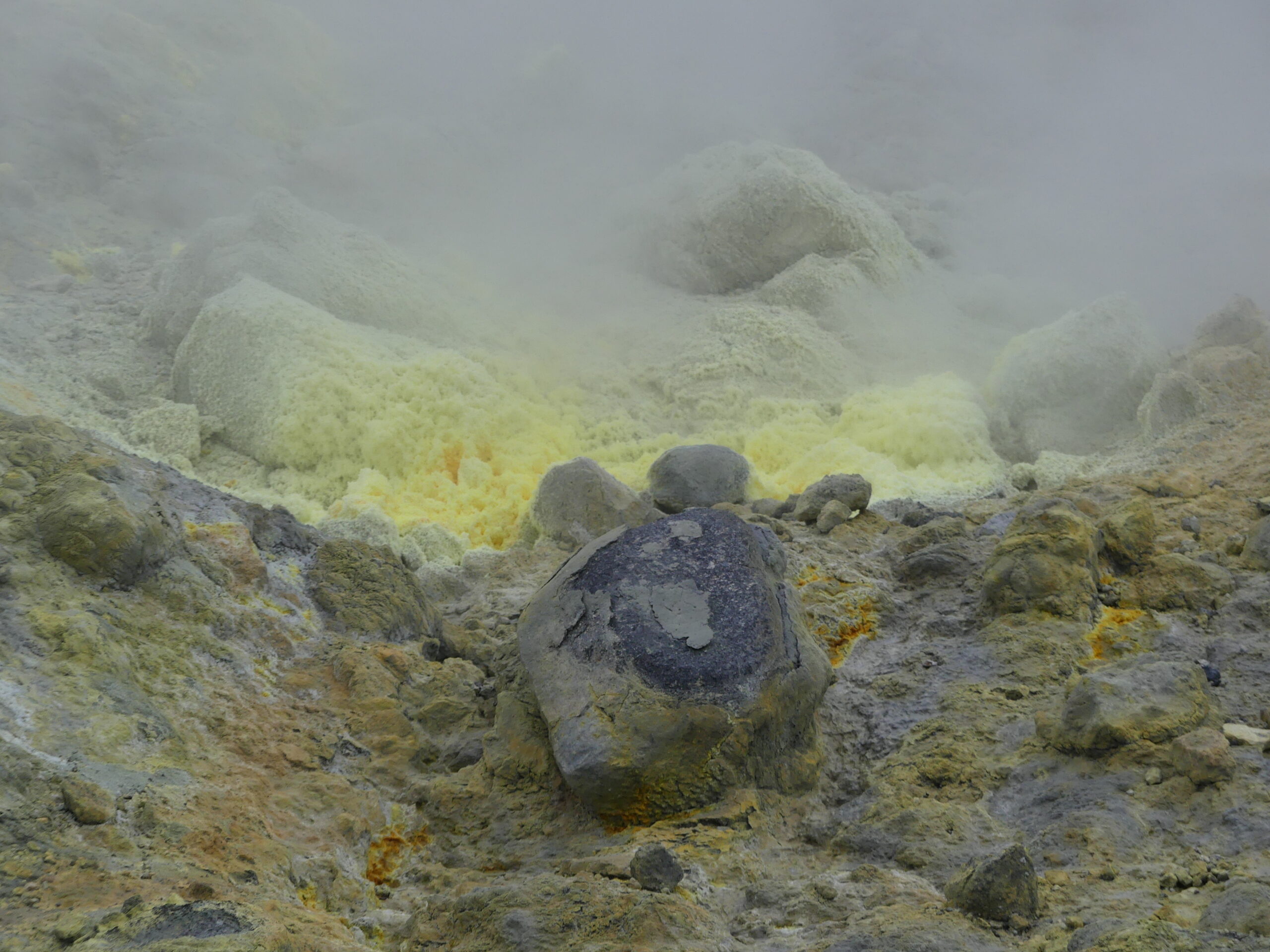 Activité volcanique à White Island sur l'île du Nord en Nouvelle-Zélande dans mon article L'Île du Nord en Nouvelle-Zélande : Mes activités coups de coeur testées et approuvées #iledunord #nouvellezelande #voyage #oceanie