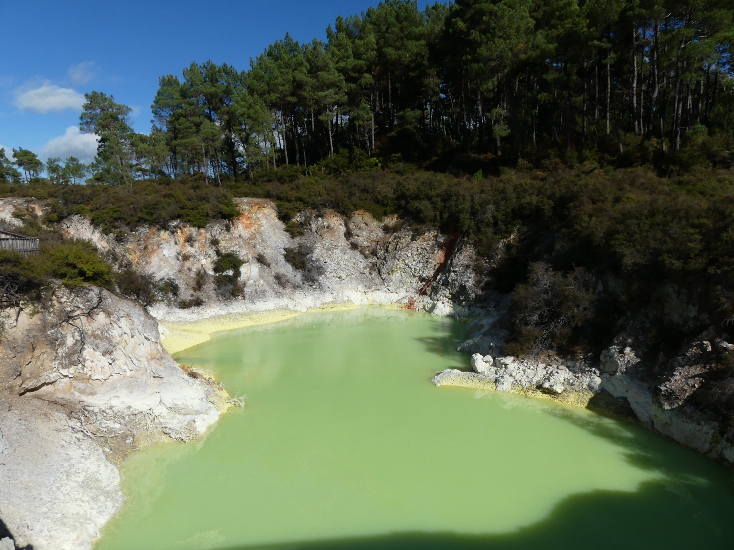 Wai-O-Tapu thermal Wonderland sur l'île du Nord en Nouvelle-Zélande dans mon article L'Île du Nord en Nouvelle-Zélande : Mes activités coups de coeur testées et approuvées #iledunord #nouvellezelande #voyage #oceanie