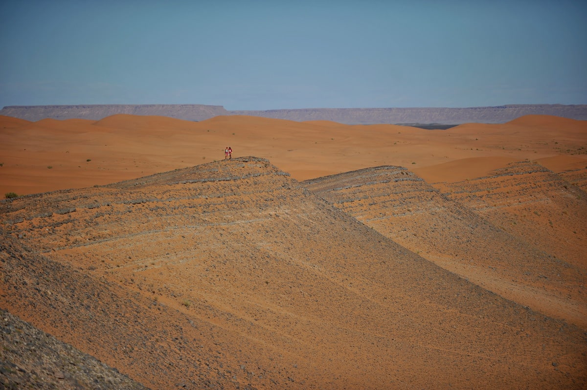 Paysage lunaire de désert de Merzouga au Maroc dans mon article L'expérience du Trek Rose Trip au Maroc : se perdre pour mieux se retrouver #trek #maroc #trekrosetrip