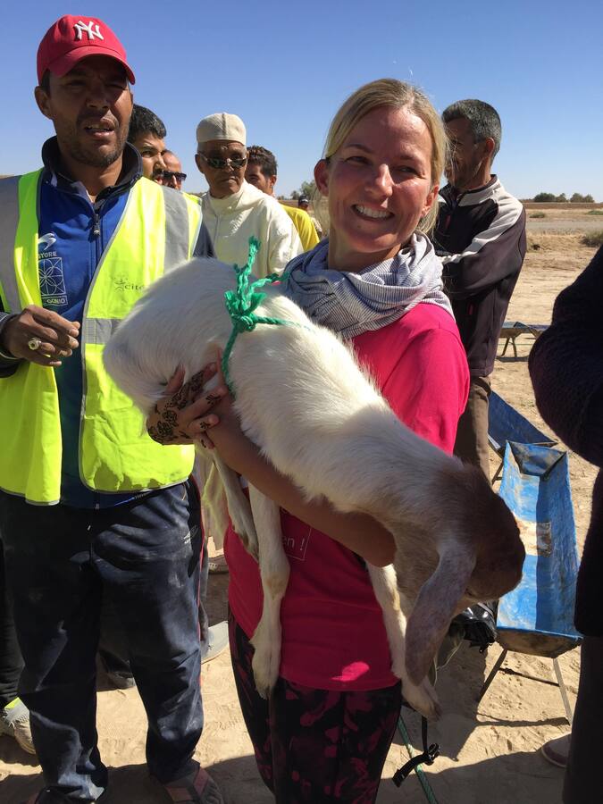 Nos fonds ont servi à offrir des chèvres aux femmes du village dans mon article L'expérience du Trek Rose Trip au Maroc : se perdre pour mieux se retrouver #trek #maroc #trekrosetrip