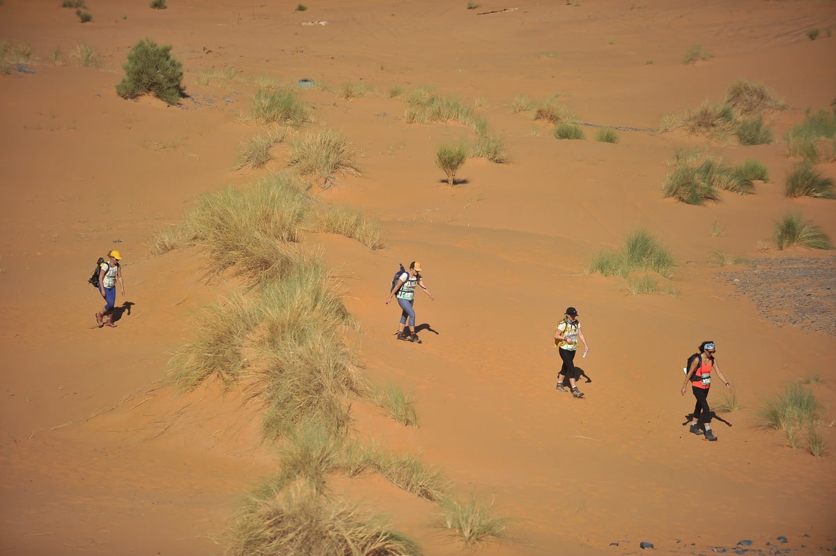 Randonnée dans le désert du Maroc dans mon article L'expérience du Trek Rose Trip au Maroc : se perdre pour mieux se retrouver #trek #maroc #trekrosetrip