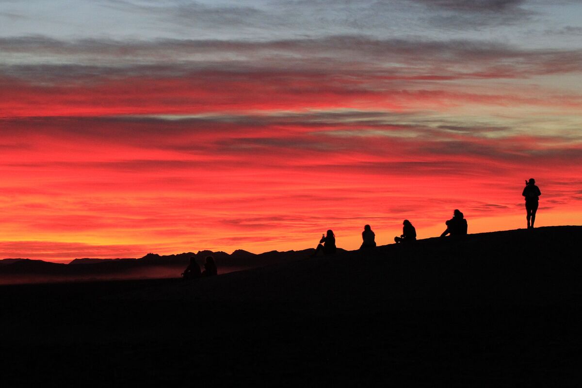 Coucher de soleil sur les dunes du désert du Maroc dans mon article L'expérience du Trek Rose Trip au Maroc : se perdre pour mieux se retrouver #trek #maroc #trekrosetrip