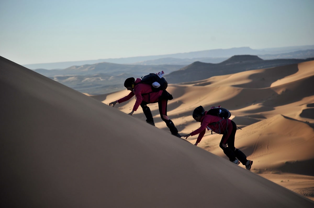 Monter la dune Erg Chebbi au Maroc dans mon article L'expérience du Trek Rose Trip au Maroc : se perdre pour mieux se retrouver #trek #maroc #trekrosetrip