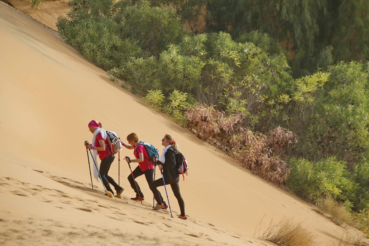 Trek d'orientation dans le désert de Lompoul dans mon article Trek Rose Trip au Sénégal : Que reste-t-il de leur expérience…1 an après ? #trek #senegal #trekrosetrip