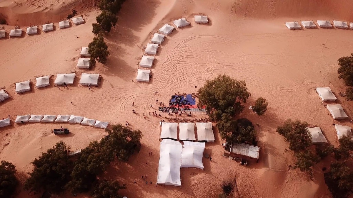 Bivouac pendant le Trek Rose trip au Sénégal  dans le désert de Lompoul en 2022 dans mon article Trek Rose Trip au Sénégal : Que reste-t-il de leur expérience…1 an après ? #trek #senegal #trekrosetrip