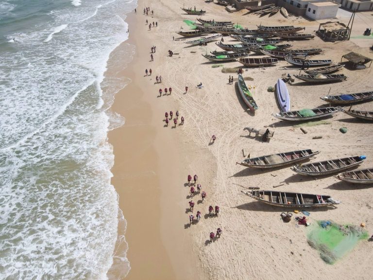 Pêcheurs sénégalais dans mon article Trek Rose Trip au Sénégal : Que reste-t-il de leur expérience…1 an après ? #trek #senegal #trekrosetrip