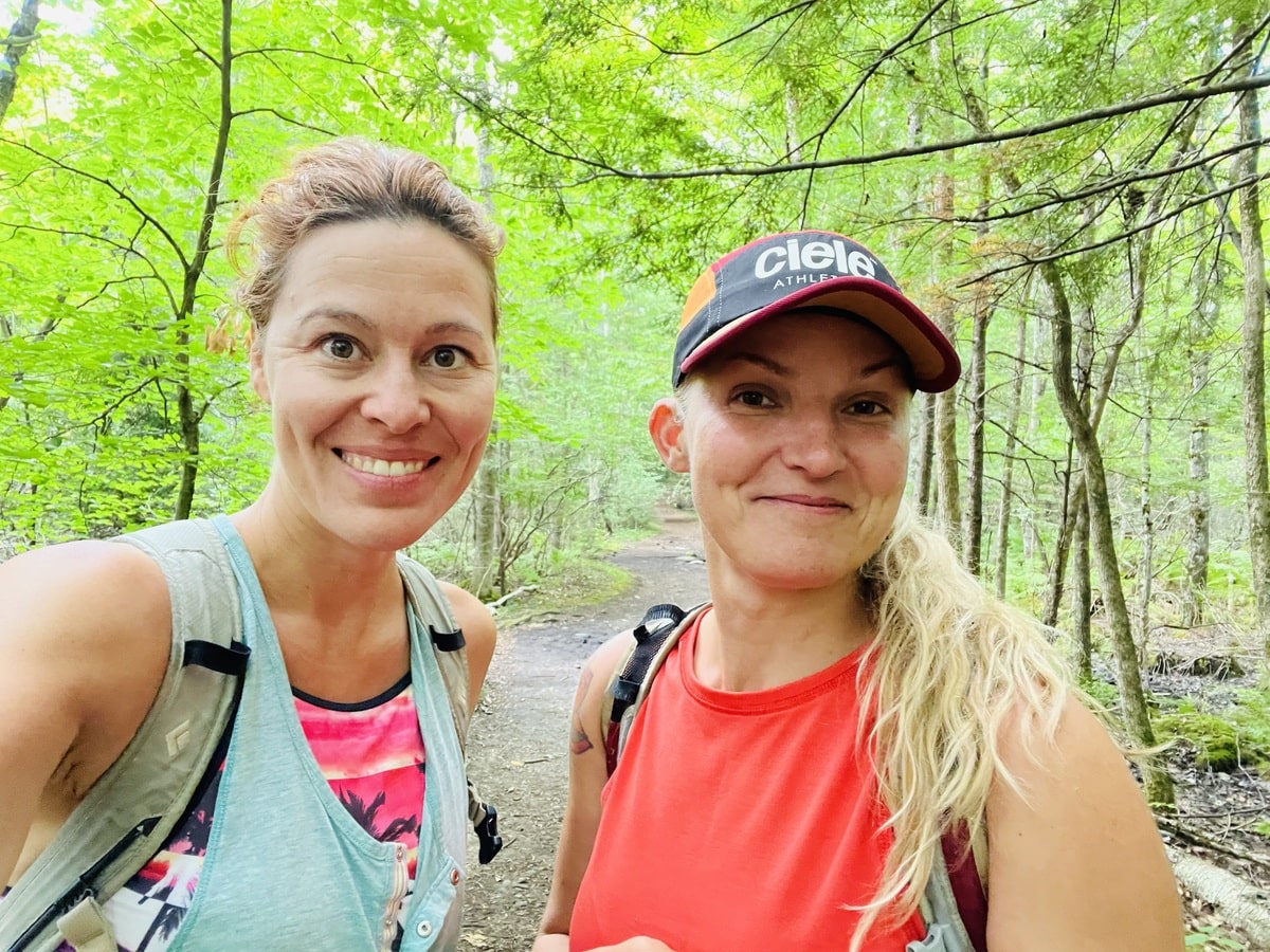 Huttopia entre amies dans mon article Camping Huttopia : mon expérience en prêt-à-camper Huttopia au fil des ans #huttopia #pretacamper #camping #adirondacks