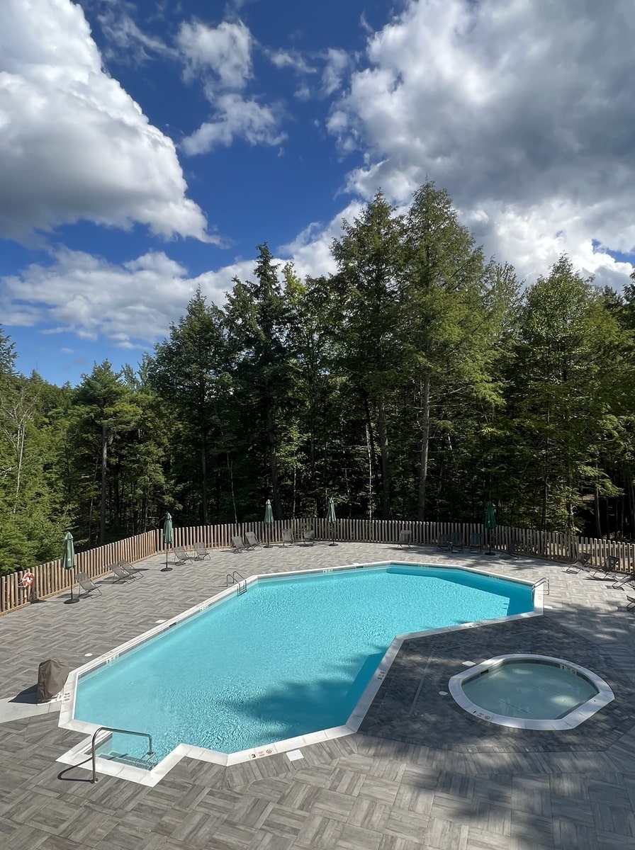 Piscine du village Huttopia Adirondacks dans mon article Camping Huttopia : mon expérience en prêt-à-camper Huttopia au fil des ans #huttopia #pretacamper #camping #adirondacks