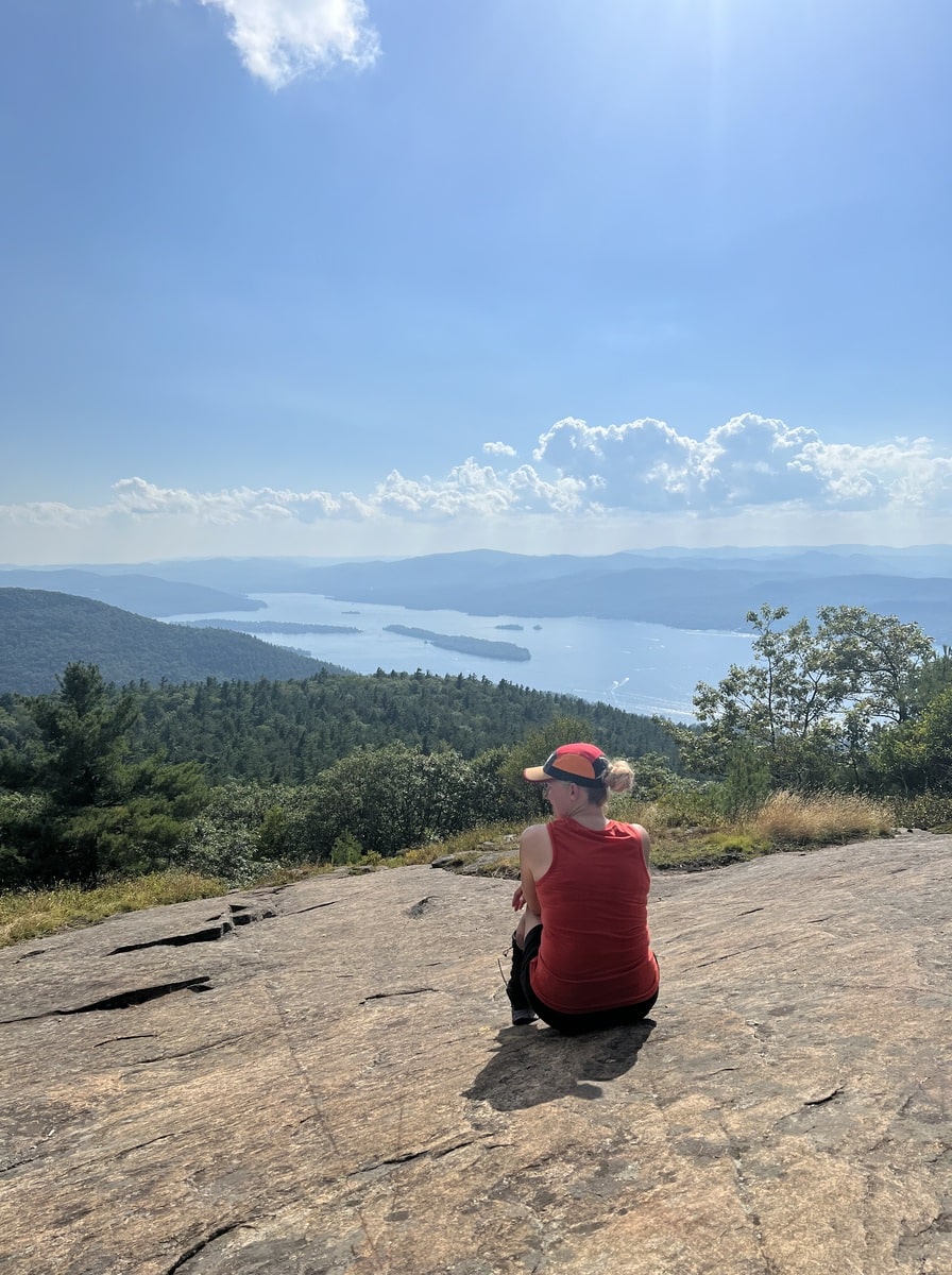 Randonnée dans les Adirondacks au Lake Georges dans mon article Camping Huttopia : mon expérience en prêt-à-camper Huttopia au fil des ans #huttopia #pretacamper #camping #adirondacks